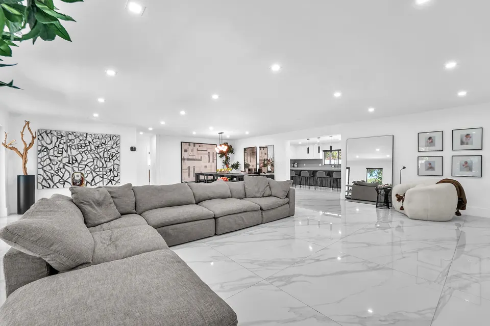 Sala con sofá seccional