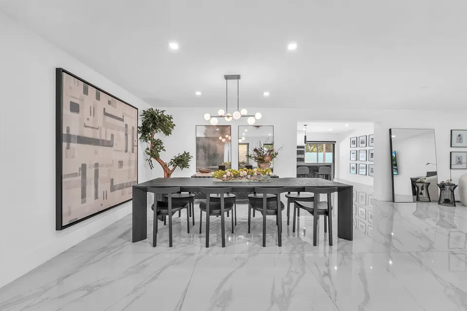Comedor formal con candelabro de diseñador