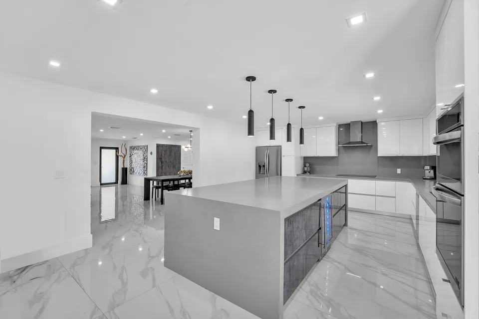 Cocina con cava de vinos e iluminación colgante