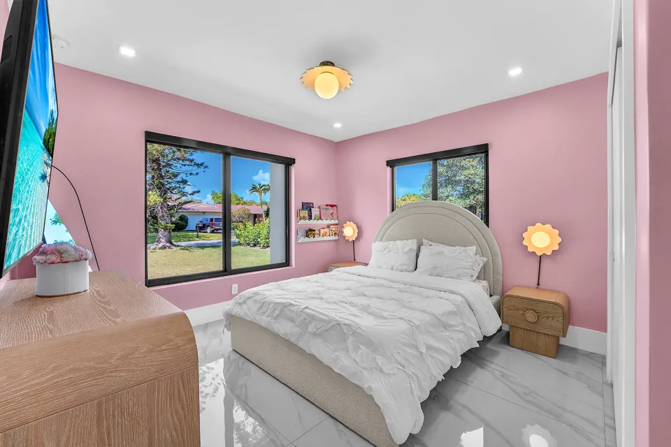 Habitación con ventanas grandes