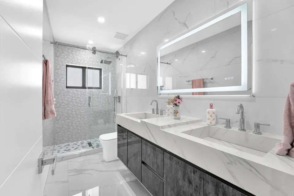 Baño de doble lavamanos con espejo LED